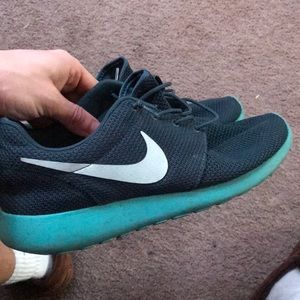 Nike roshe runs size 10